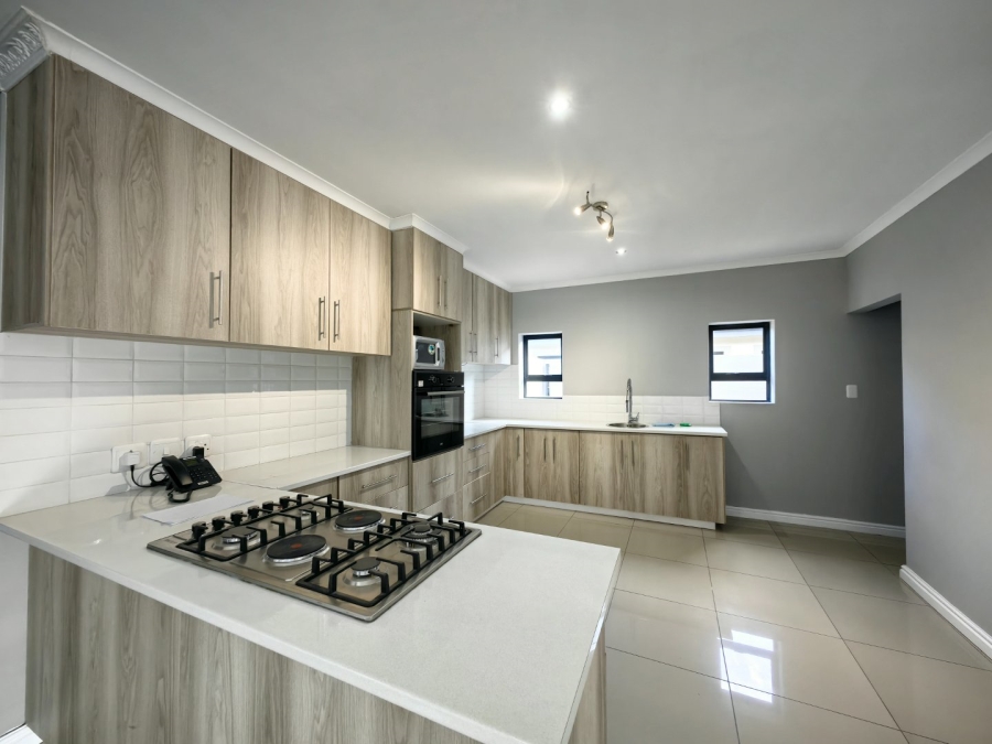 To Let 4 Bedroom Property for Rent in Blue Mountain Village Western Cape